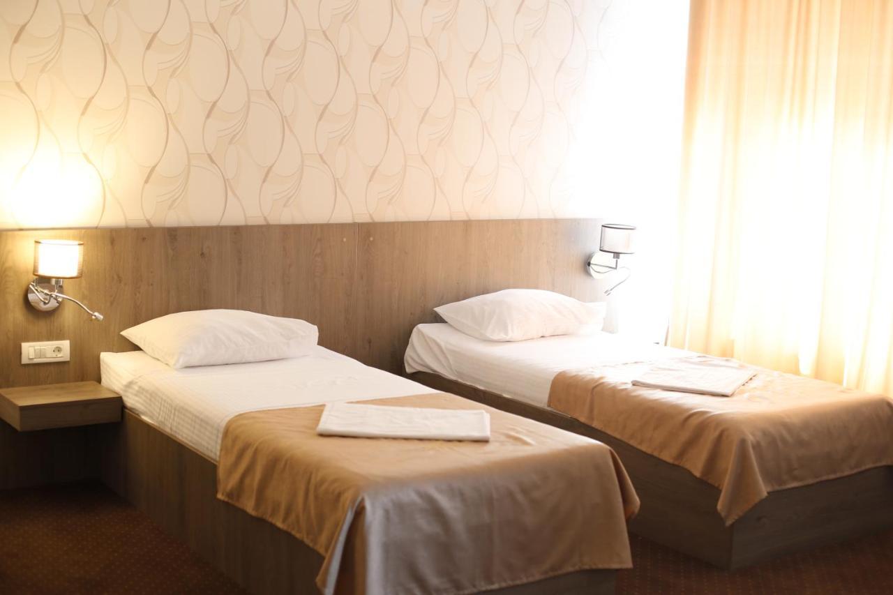 Hotel Bulevard Făgăraş Εξωτερικό φωτογραφία